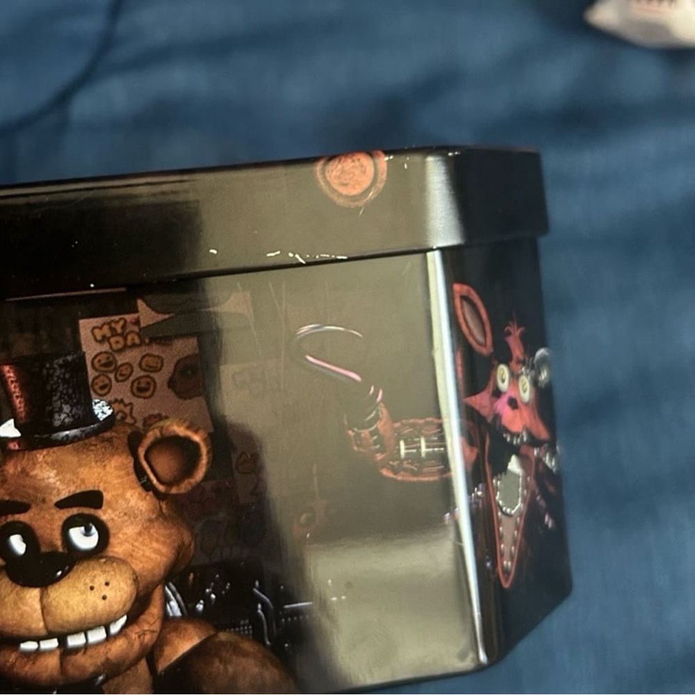 Five Nights at Freddy’s Collectible Tin + Bonnie Keychain - Picture 6 of 11